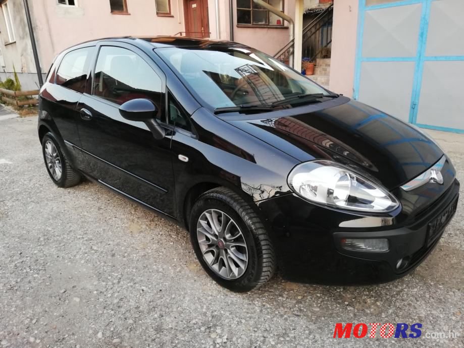 2011' Fiat Punto Evo photo #1