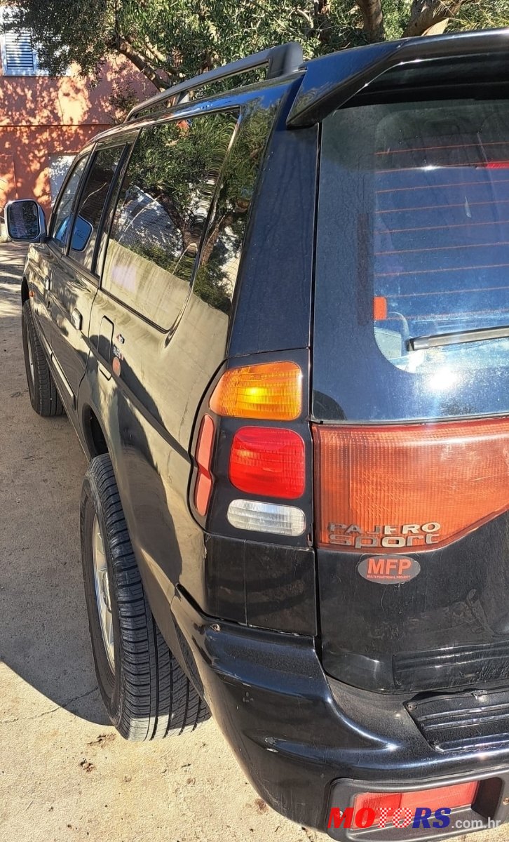 2002' Mitsubishi Pajero Sport photo #2