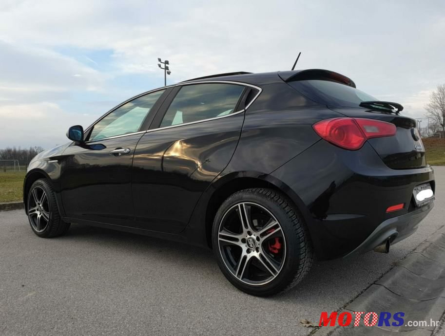 2011' Alfa Romeo Giulietta photo #6