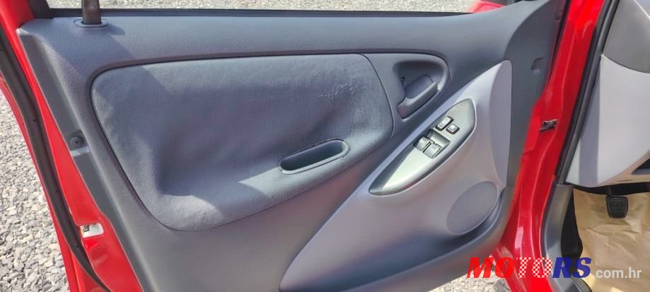 2002' Toyota Yaris 1,0 Vvt-I photo #5