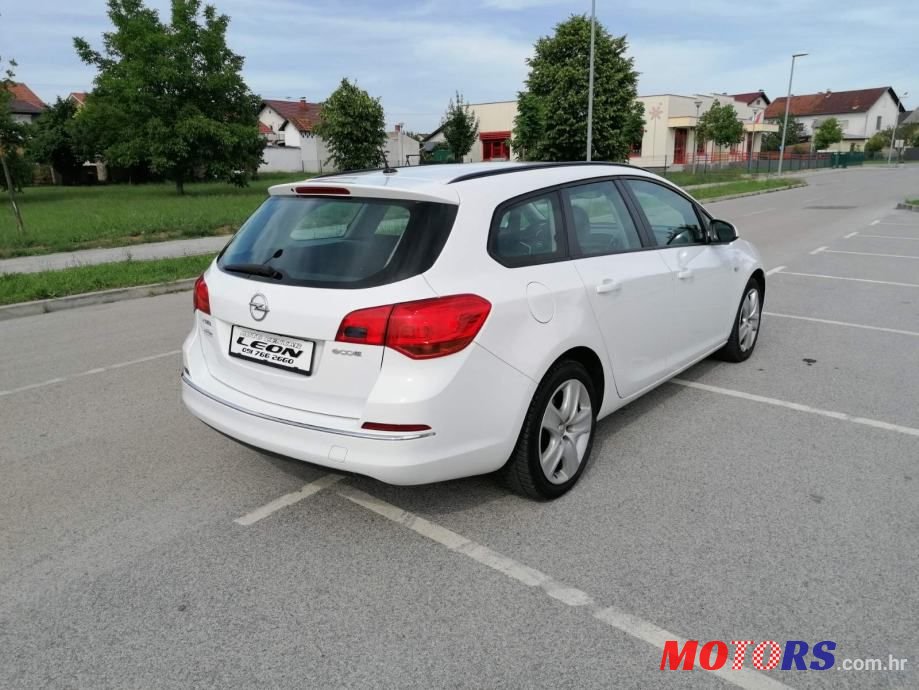 2013' Opel Astra Karavan photo #5