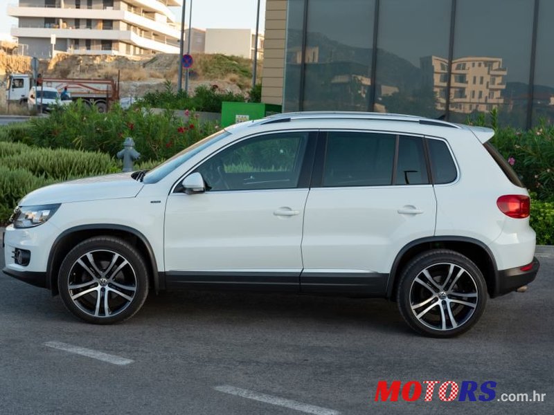 2015' Volkswagen Tiguan photo #3