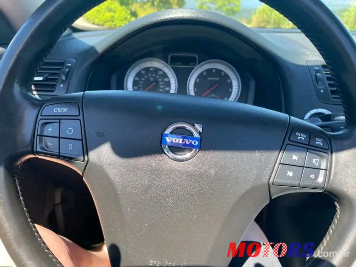 2011' Volvo V70 Convertible photo #3