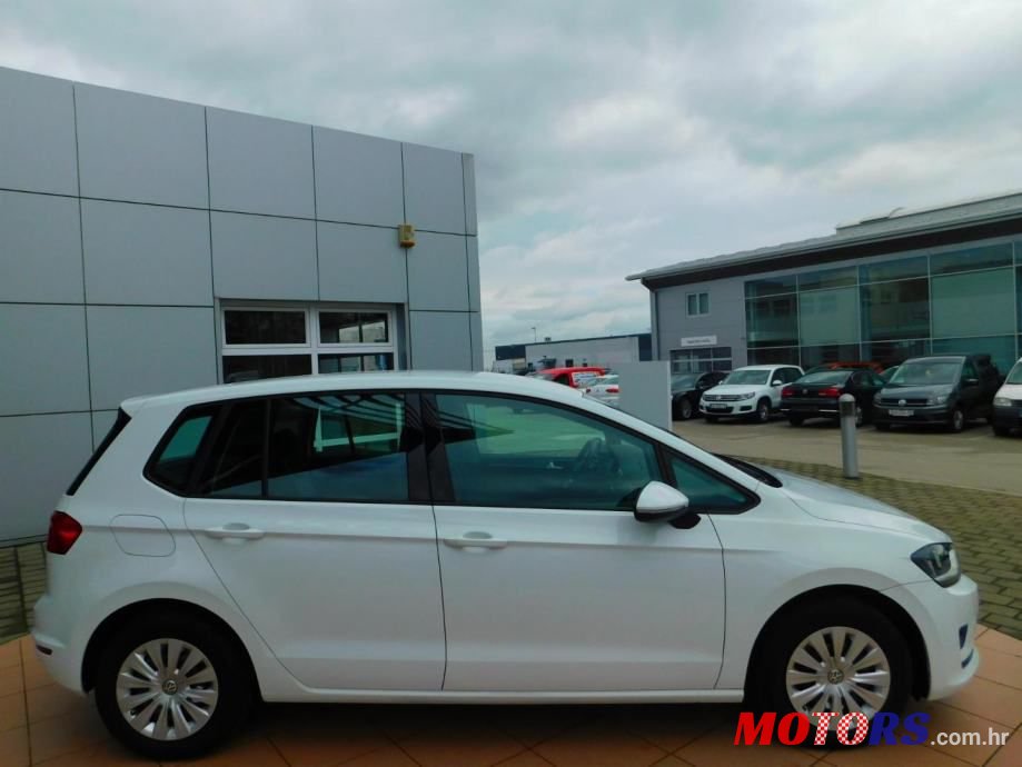 2015' Volkswagen Golf Sportsvan photo #5