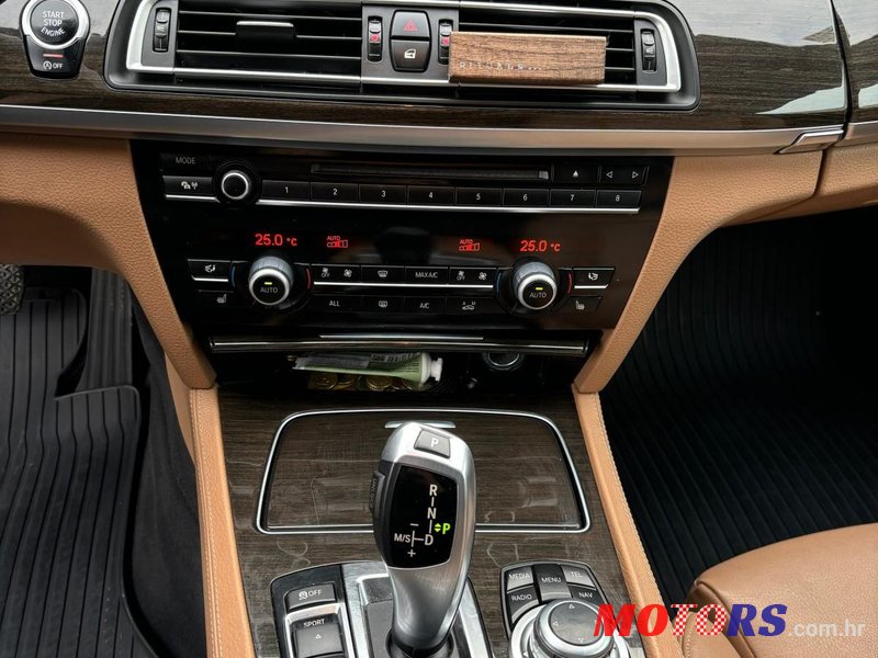 2013' BMW Serija 7 740D photo #5