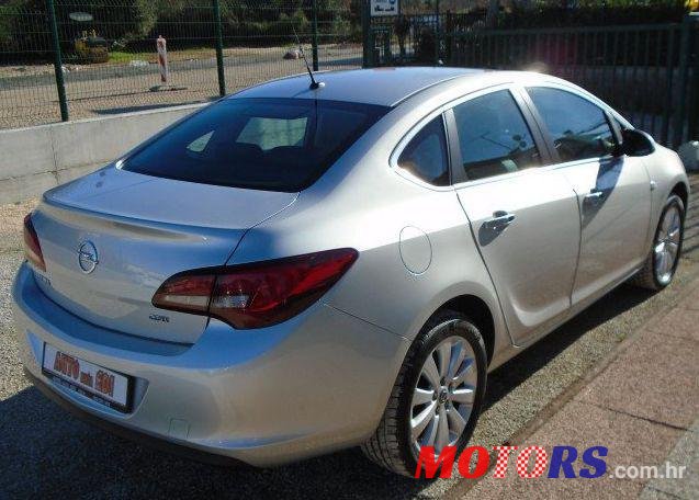 2014' Opel Astra 1.7 Cdti Cosmo photo #1