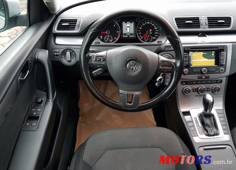 2012' Volkswagen Passat Variant photo #2