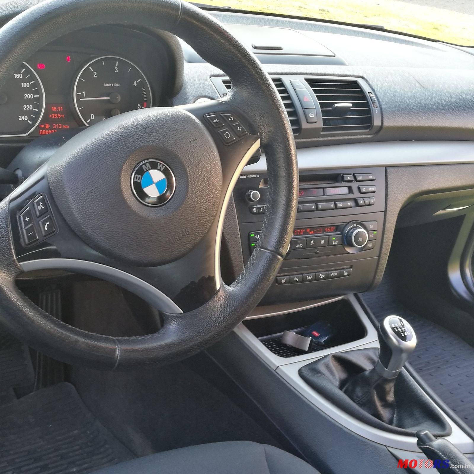 2011' BMW 1 Series 3 Door 116d photo #3