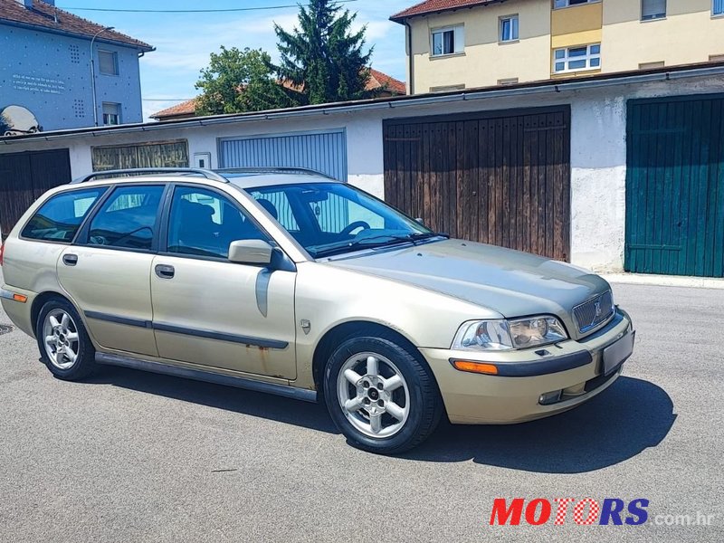 2001' Volvo V40 2,0 photo #2
