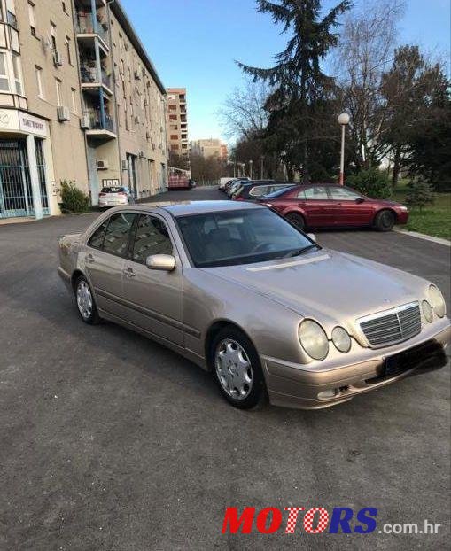 2001' Mercedes-Benz E-Klasa 220 Classic photo #1