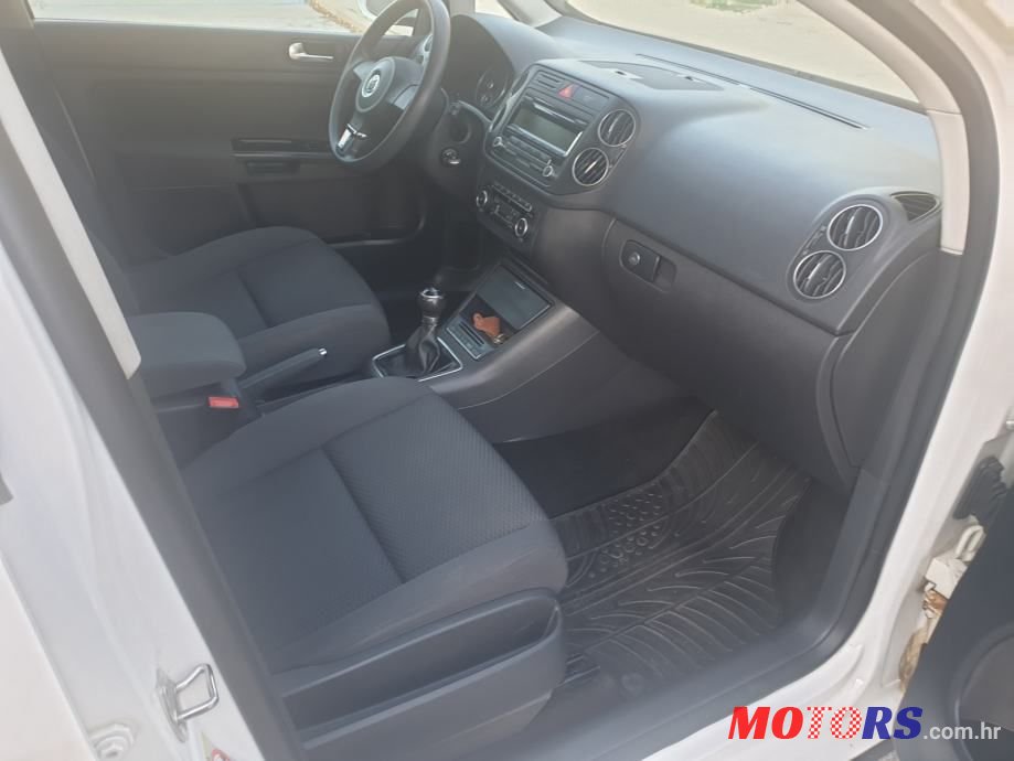 2011' Volkswagen Golf Plus photo #2