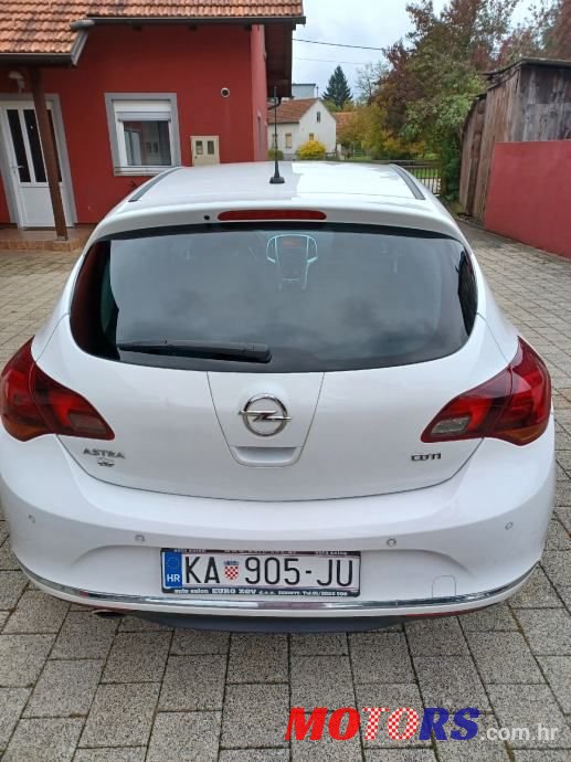 2012' Opel Astra photo #4