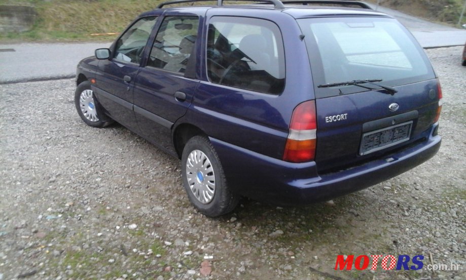 1999' Ford Escort photo #2