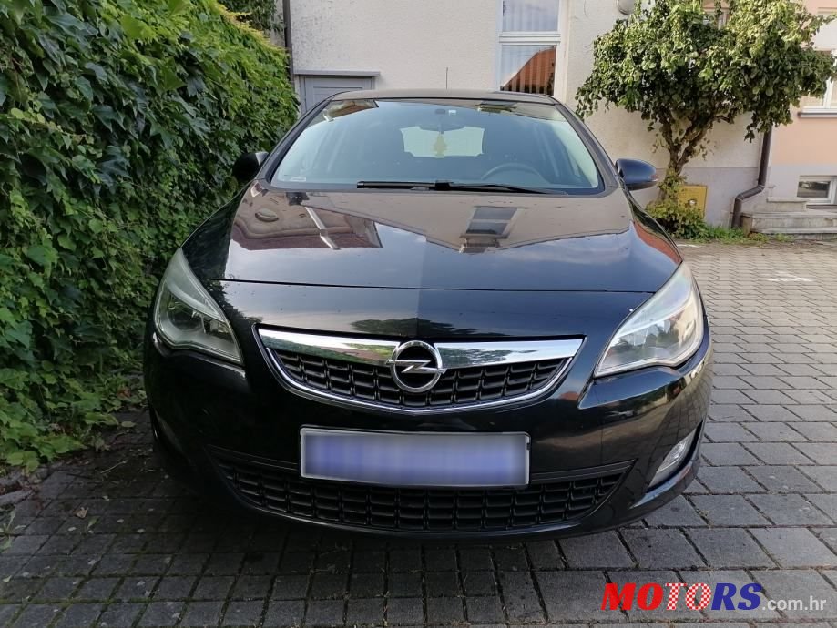 2012' Opel Astra photo #1