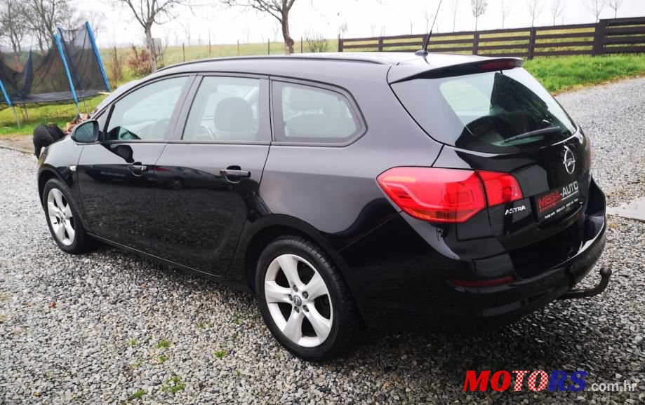 2011' Opel Astra Karavan photo #6