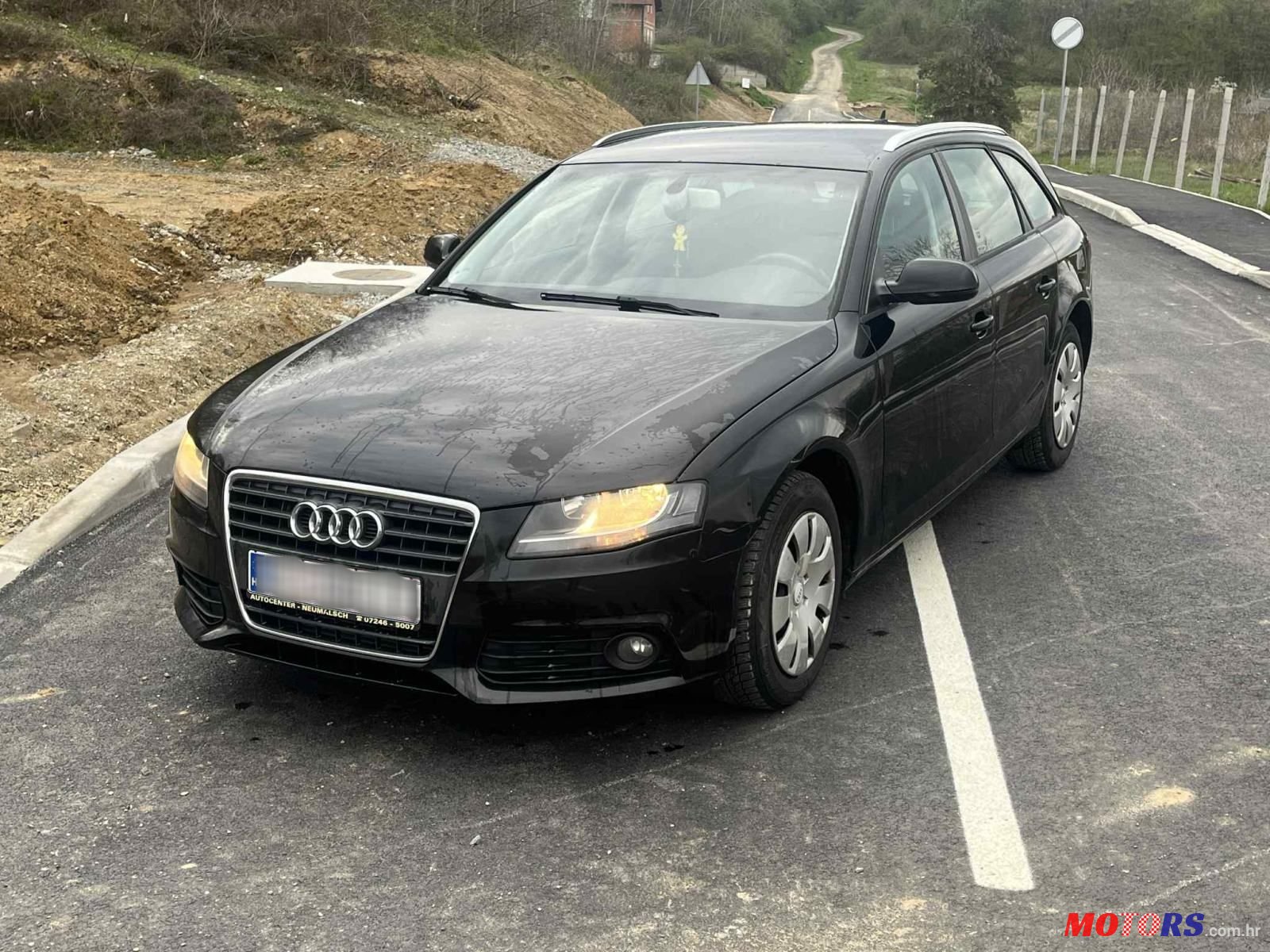 2011' Audi A4 Avant photo #2