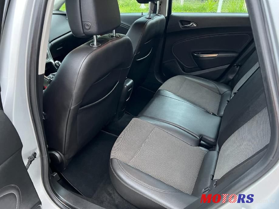 2012' Opel Astra Sport photo #5