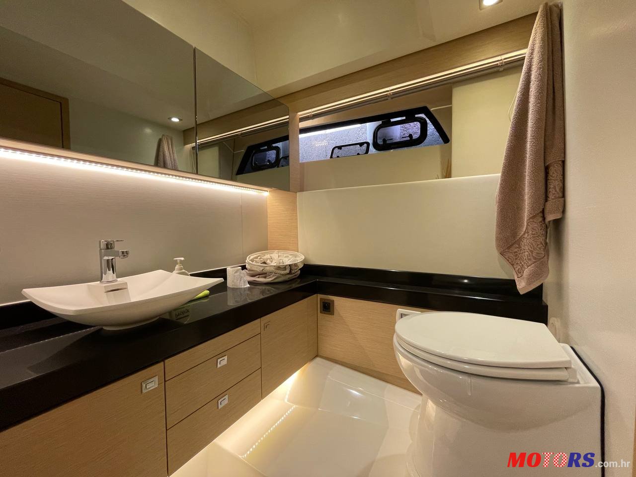 2017' Jeanneau Prestige 50 Fly photo #7