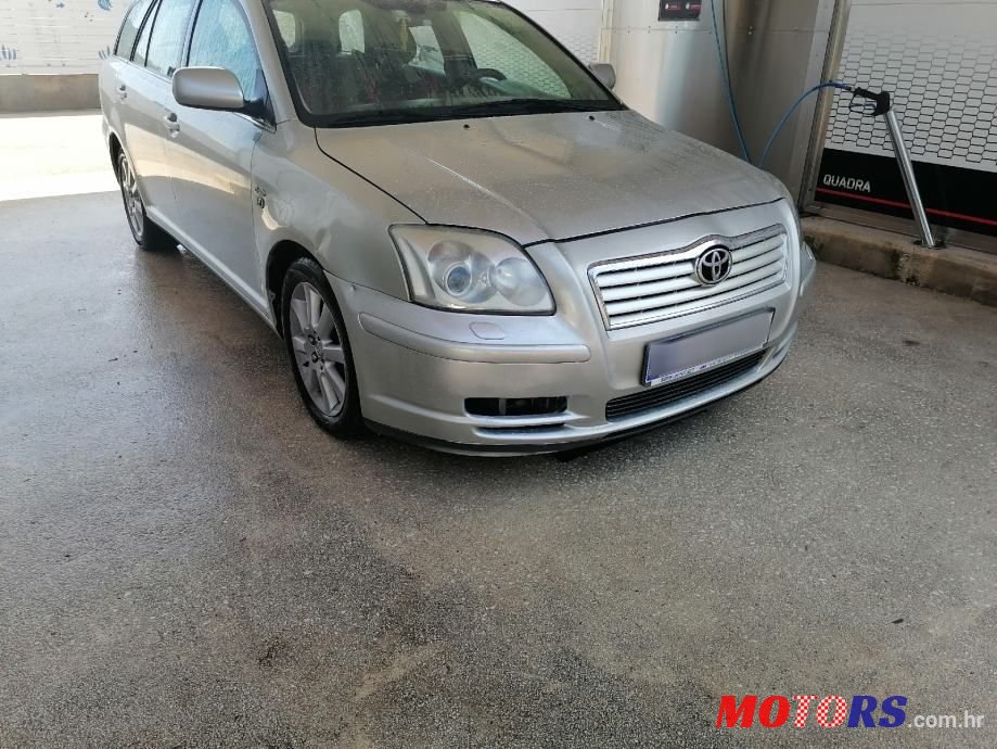2004' Toyota Avensis Wagon photo #2