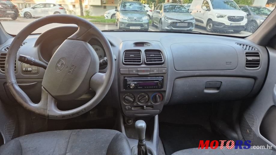 2000' Hyundai Accent photo #1