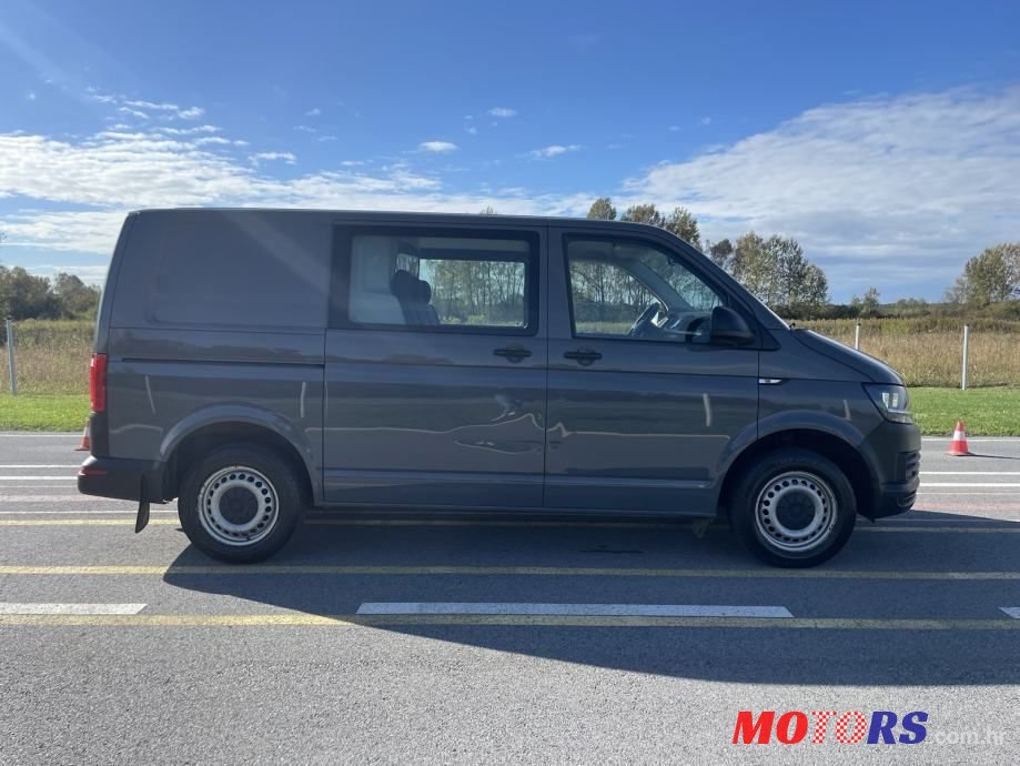 2016' Volkswagen Transporter photo #2