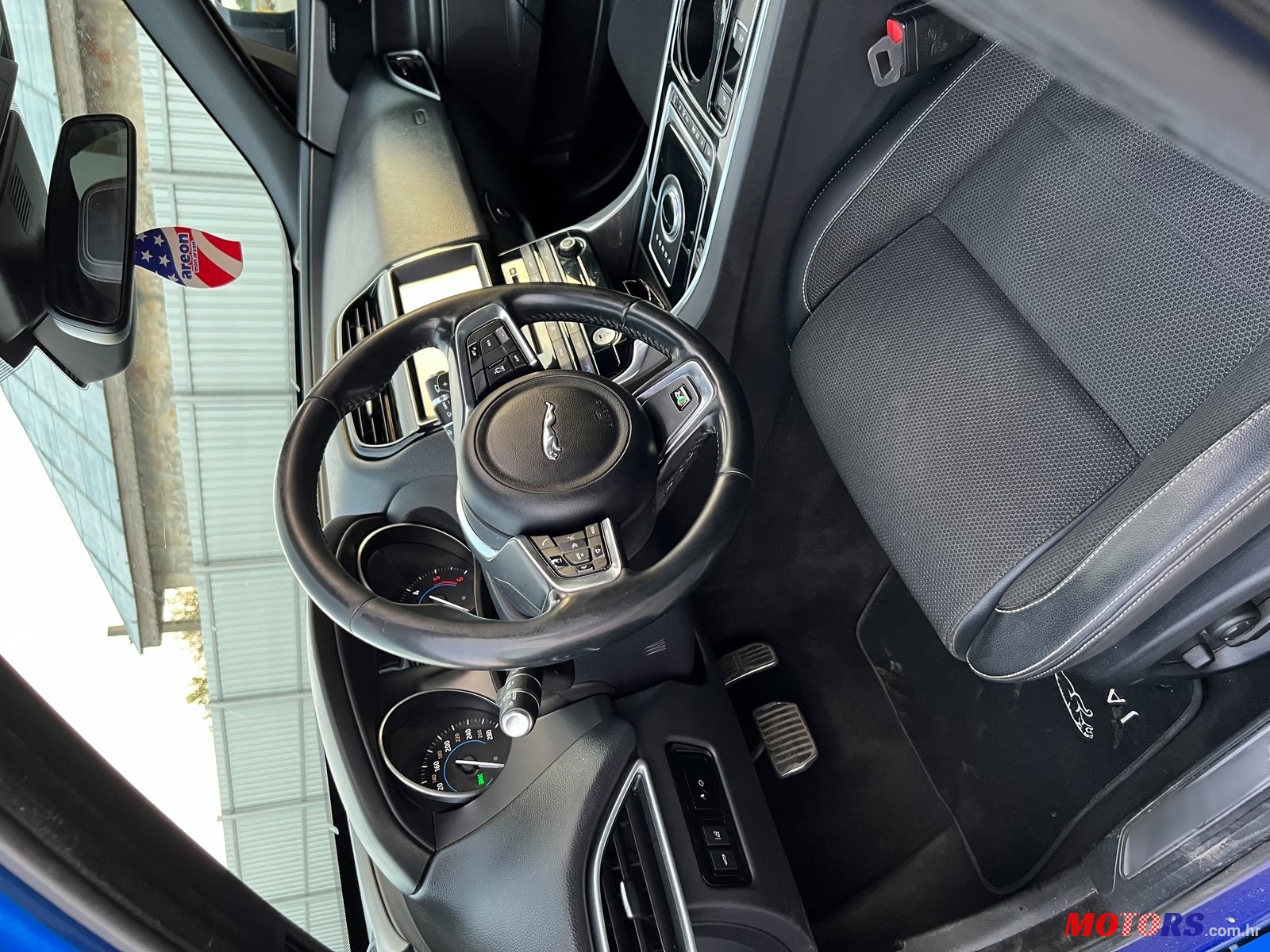 2017' Jaguar XE photo #6