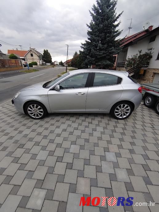 2011' Alfa Romeo Giulietta photo #2